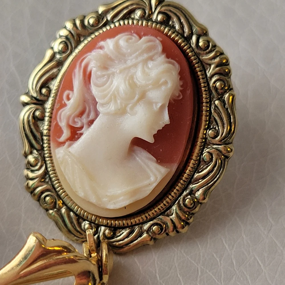 Elegant Cameo Demi Parue ~ Brooch & Pierced Earrings ~ Pretty! ~ Vintage Style